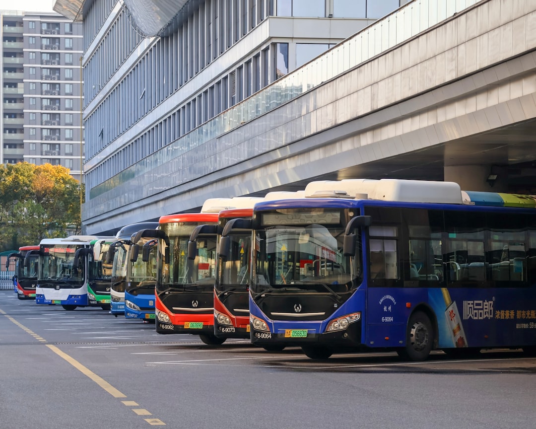 Uma Fila De Onibus Estacionados Um Ao Lado Do Outro ozuzZjuC XQ