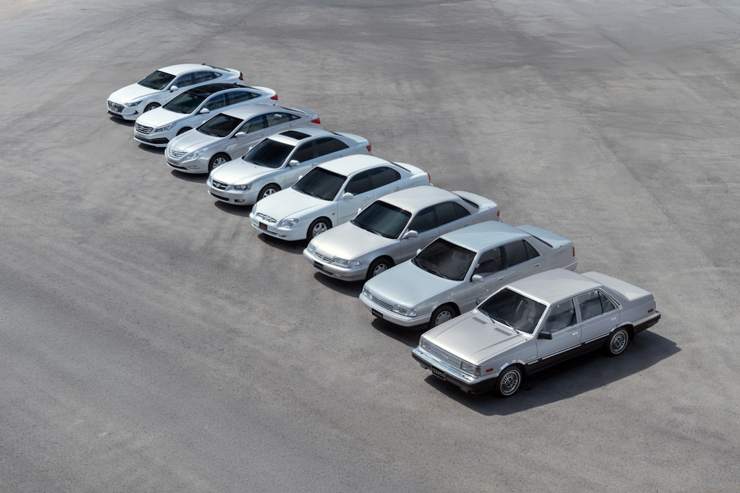 Varios Sedas Prateados Estacionados Em Uma Fileira yb1W_j4 5WA