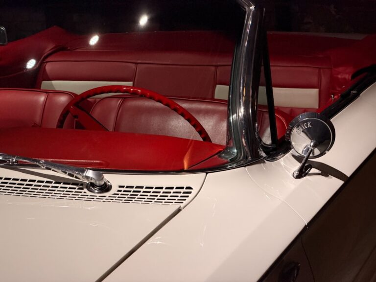 Close Do Interior De Um Conversivel Branco Vintage xZnM6WvVcmM