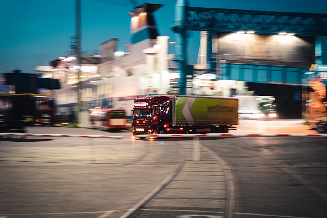 Onibus Vermelho Na Estrada Durante O Dia ru9dBbfgyuw