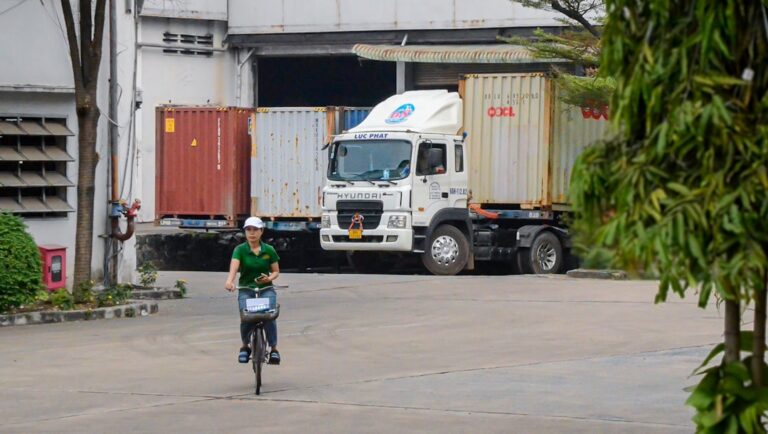 Um Homem Andando De Bicicleta Por Uma Rua Ao Lado De Um Caminhao IAcvFN7fy_c