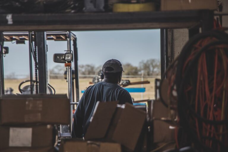 Homem Em Pe Perto De Caixas De Papelao Marrom 2OAk84LsDvI