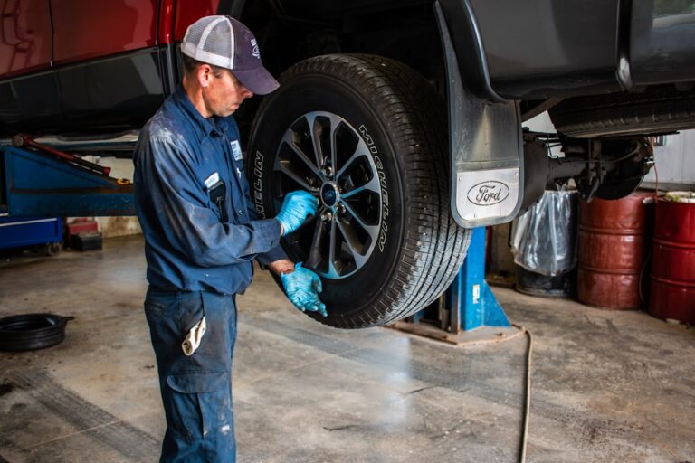 Homem Segurando Chave De Lug dnhXS4lmwfc