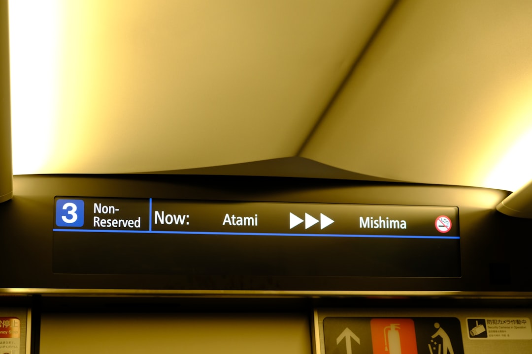 Um Close up De Um Sinal Em Um Trem bvCKaNFuD2o