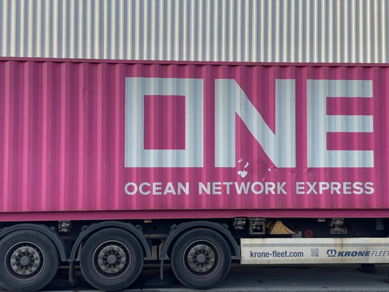 Um Caminhao Rosa Com a Palavra Ocean Network Express Pintada Nele Z6 nbPBBeUY