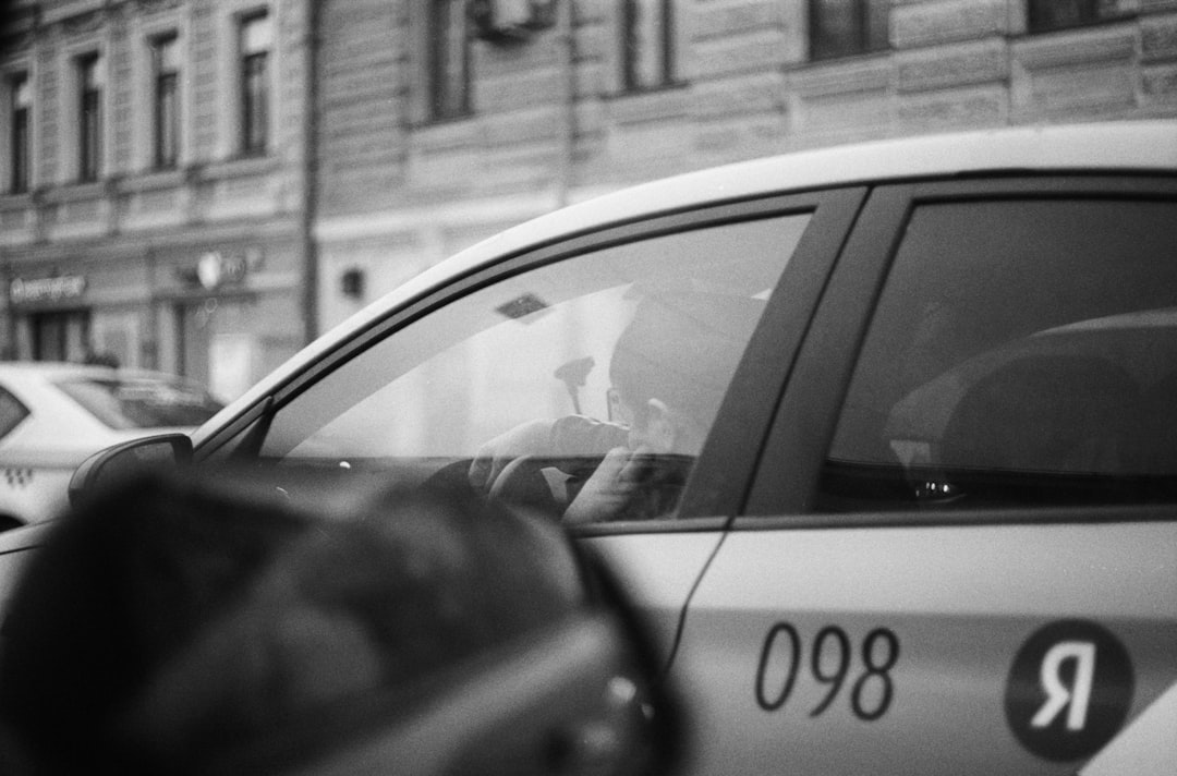 Taxi Com Numero 098 E Logo jNAQxr9Wb_E