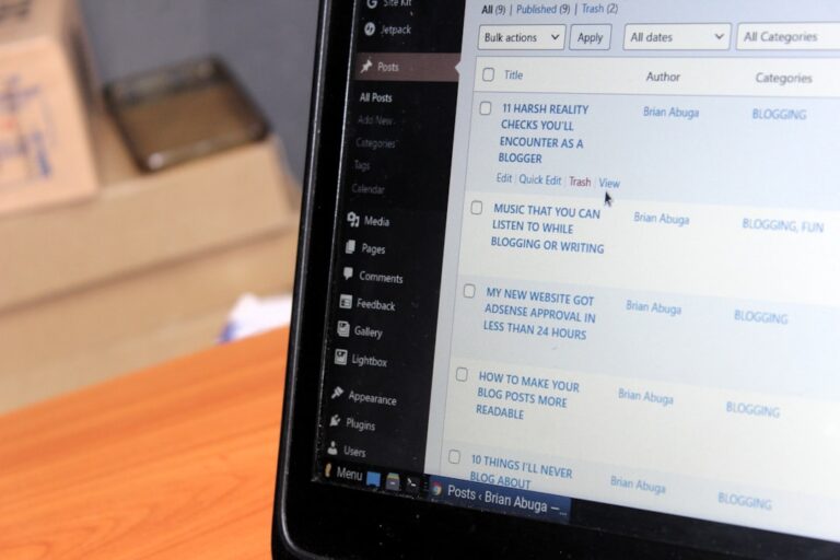 Um Computador Portatil Sentado Em Cima De Uma Mesa De Madeira 78rjWaaFYwA