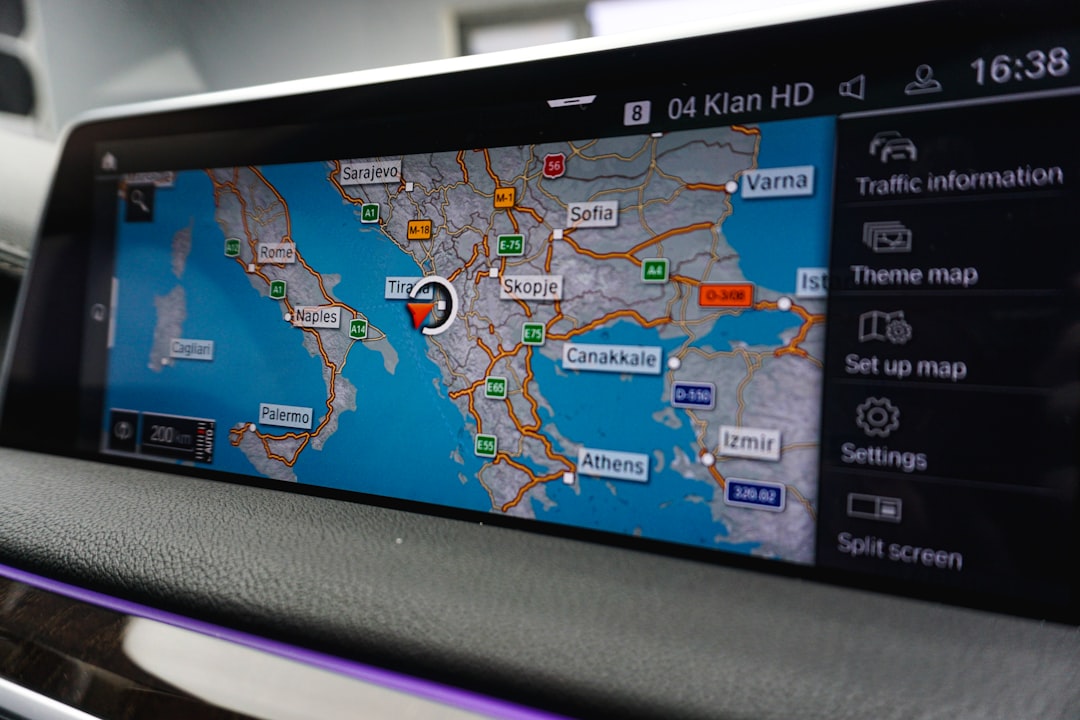 Um Painel De Carro Com Um Mapa Sobre Ele EdjqbuY CH4