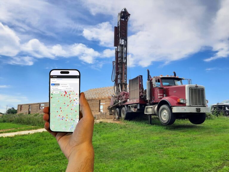 Uma Pessoa Segurando Um Telefone Celular Na Frente De Uma Plataforma De Perfuracao xQk0l74EZ7I