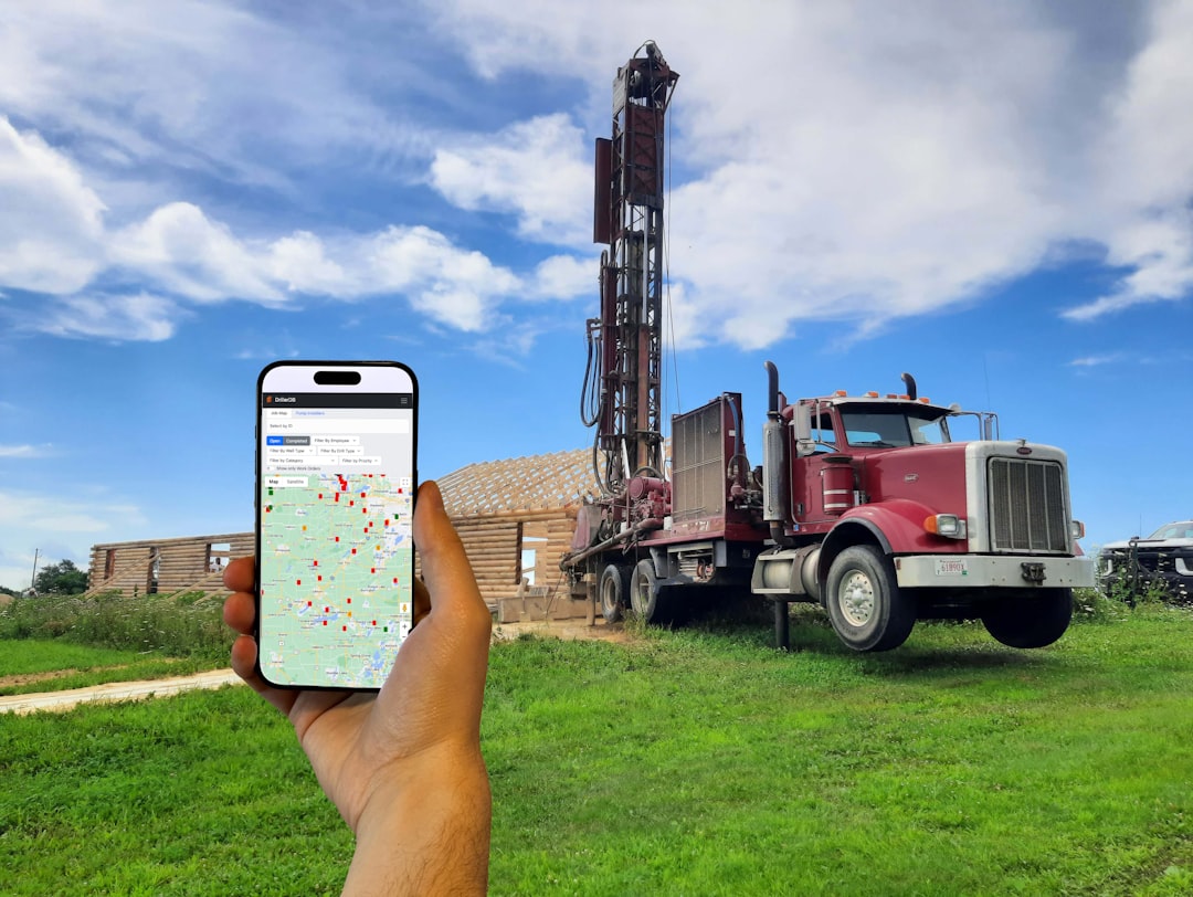 Uma Pessoa Segurando Um Telefone Celular Na Frente De Uma Plataforma De Perfuracao xQk0l74EZ7I