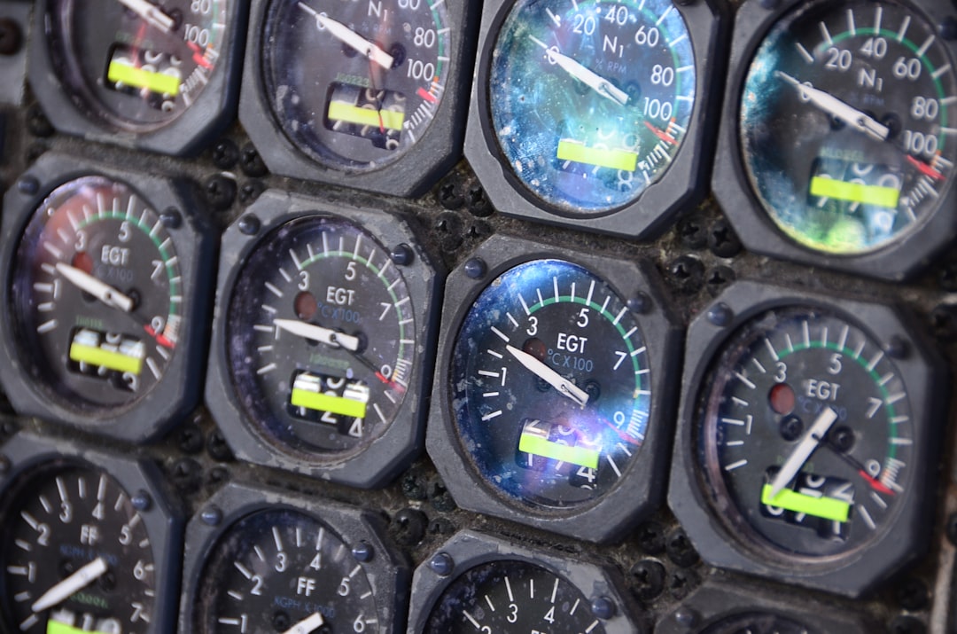 Close Do Painel De Instrumentos Do Cockpit De Uma Aeronave QGGobzi0ZM4