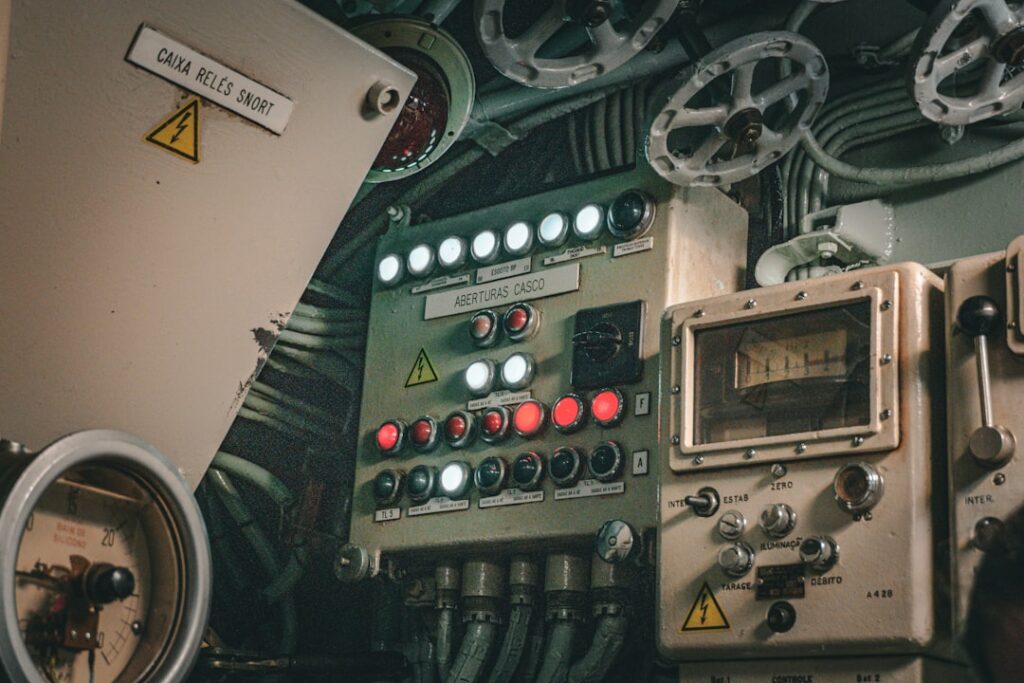 Um Painel De Controle Submarino Cheio De Botoes E Mostradores LKr5Smmj2SU