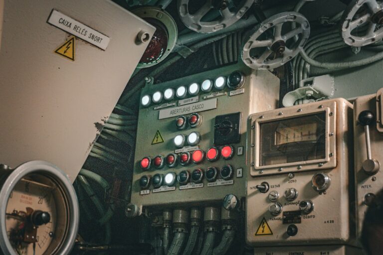 Um Painel De Controle Submarino Cheio De Botoes E Mostradores LKr5Smmj2SU