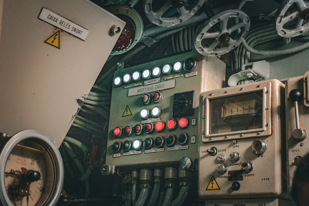 Um Painel De Controle Submarino Cheio De Botoes E Mostradores LKr5Smmj2SU