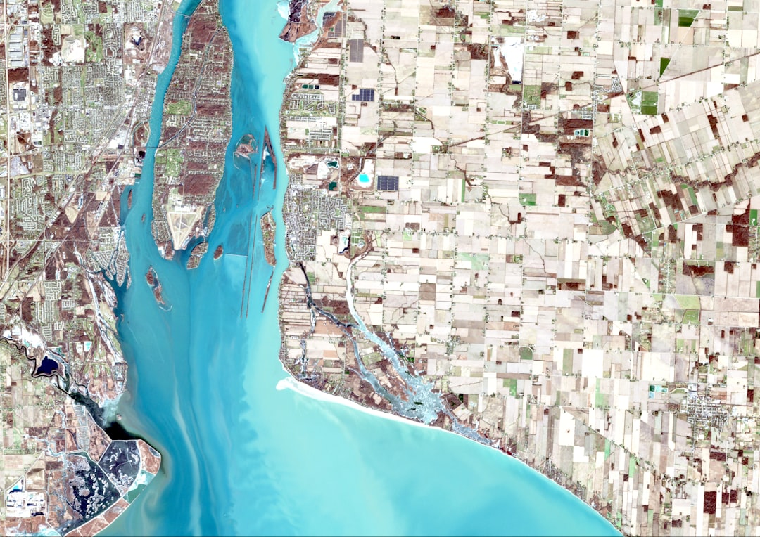 Vista Aerea De Um Rio E Cidade V9TVCW5P6PA