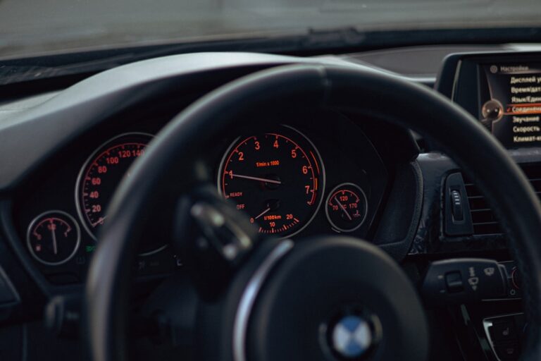 O Painel De Um Carro Com O Volante a Vista 3b7x3Fb4T0w