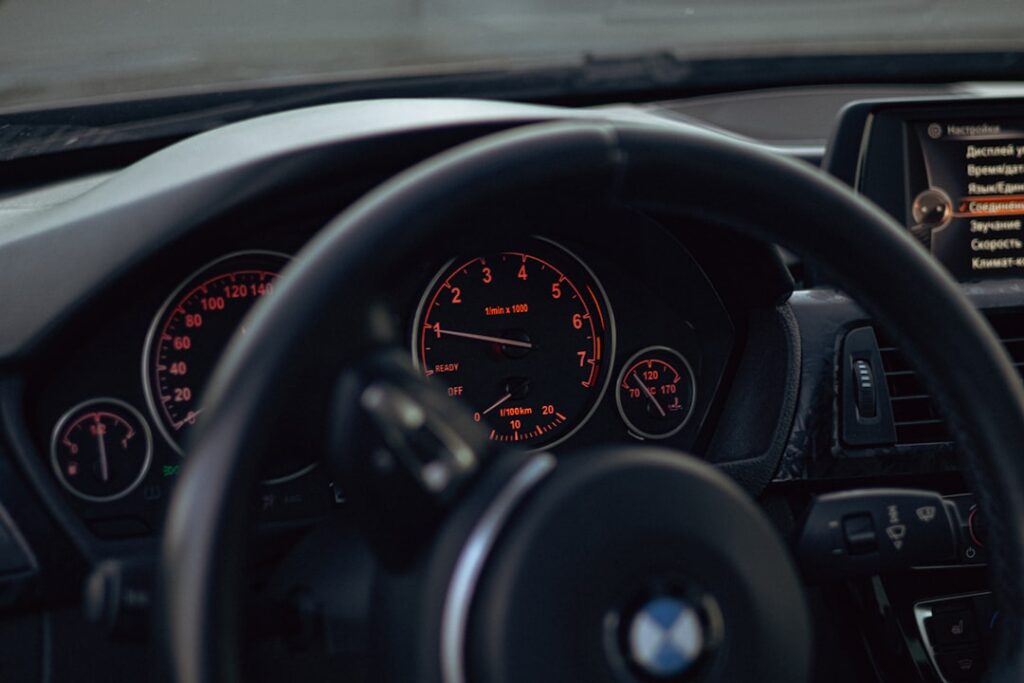 O Painel De Um Carro Com O Volante a Vista 3b7x3Fb4T0w