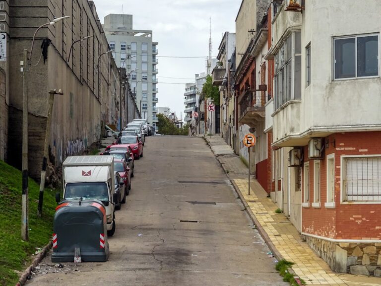 Carros Estacionados Em Uma Rua Ingreme E Estreita Da Cidade 7hJ7O1KZFfo