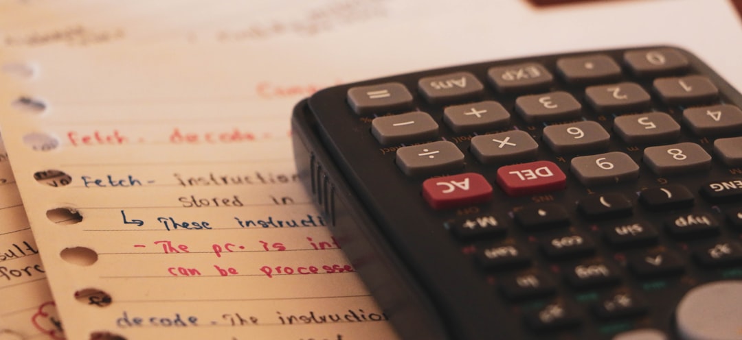 Uma Calculadora Sentada Em Cima De Um Pedaco De Papel 6Vc2hC21PFw