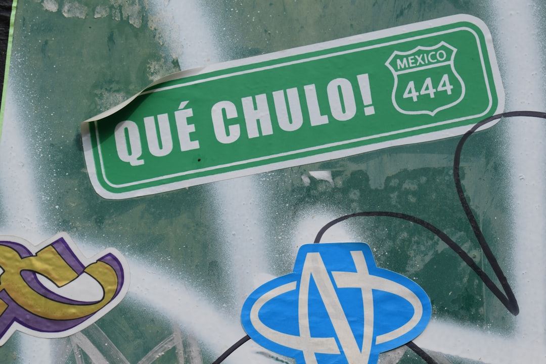 Uma Placa De Rua Com Um Monte De Adesivos Qkm0utINd S