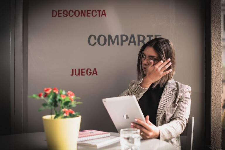 Mulher Na Camisa De Manga Longa Listrada Preta E Branca Segurando Caneca De Ceramica Branca MHEUkgVxpZg