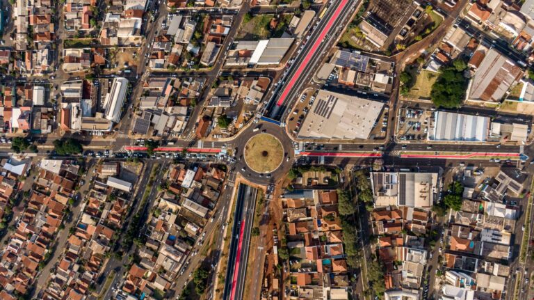 Aerial photo of a bustling roundabout in Londrina, Brazil showcasing urban life and infrastructure.